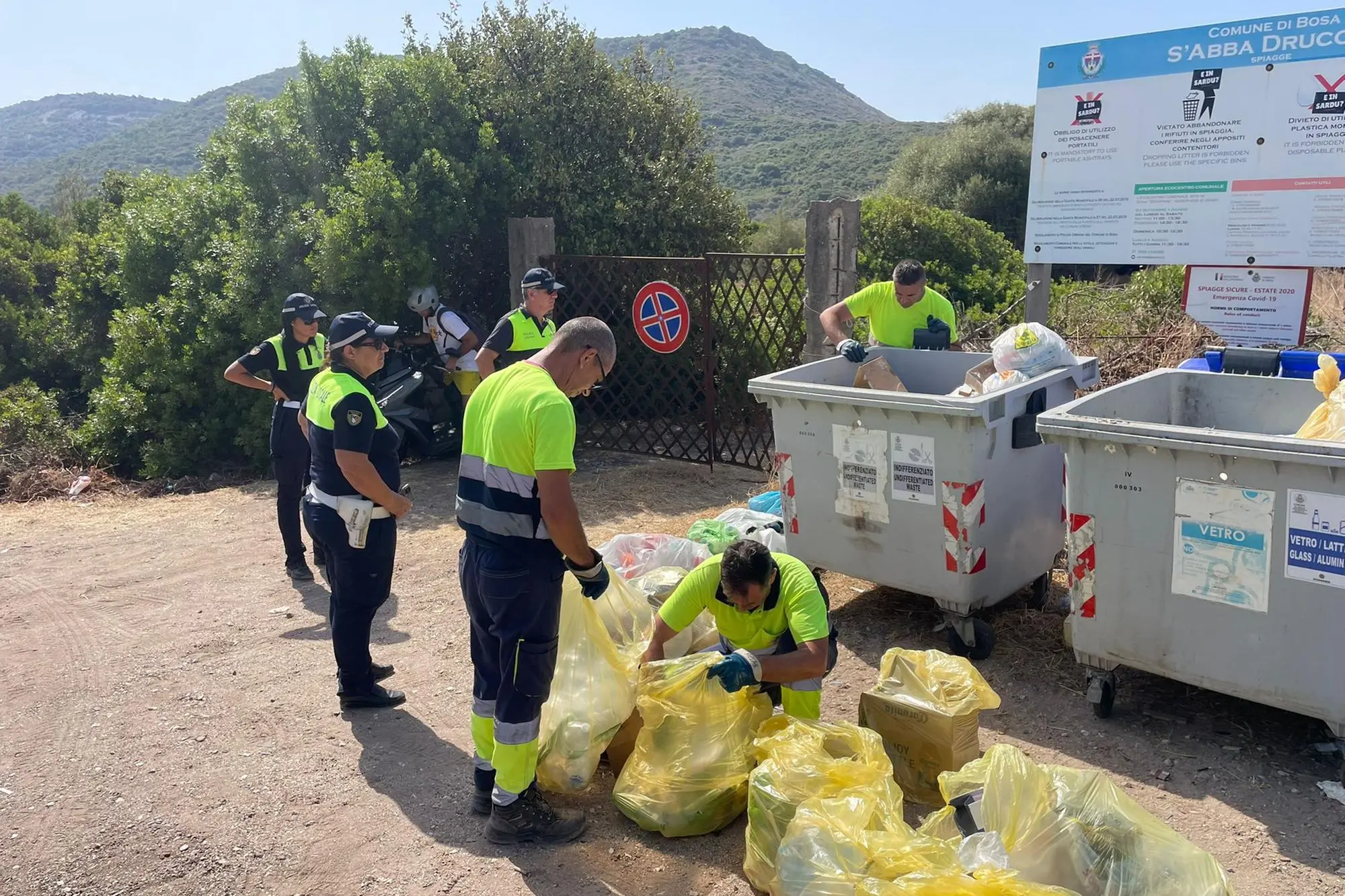 L'attività di prevenzione rifiuti a Bosa (foto Corrias)