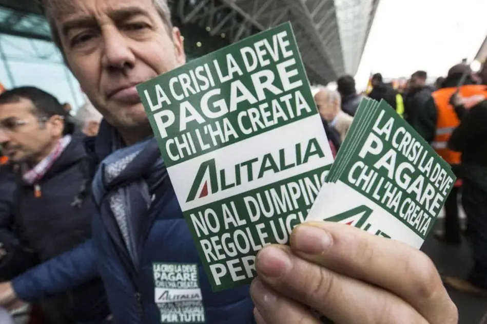 Uno sciopero dei dipendenti Alitalia