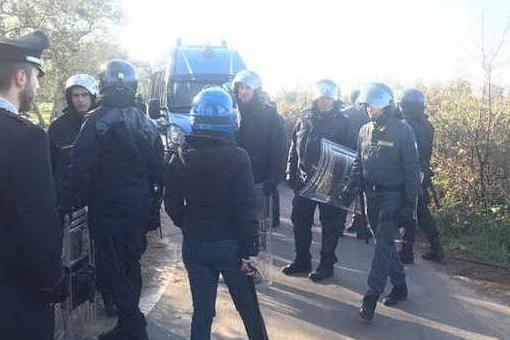 Gasdotto Tap, la polizia carica i manifestanti