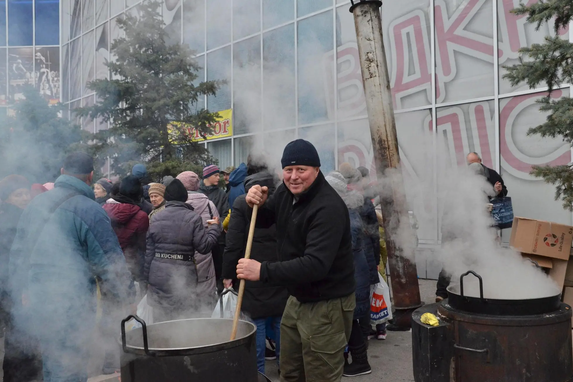 Volontari cucinano per la popolazione di Kherson (Ansa)