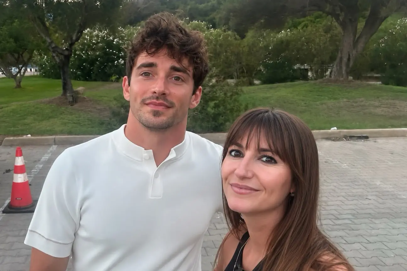 Charles Leclerc insieme a una tifosa al porto di Santa Maria Navarrese (Secci)