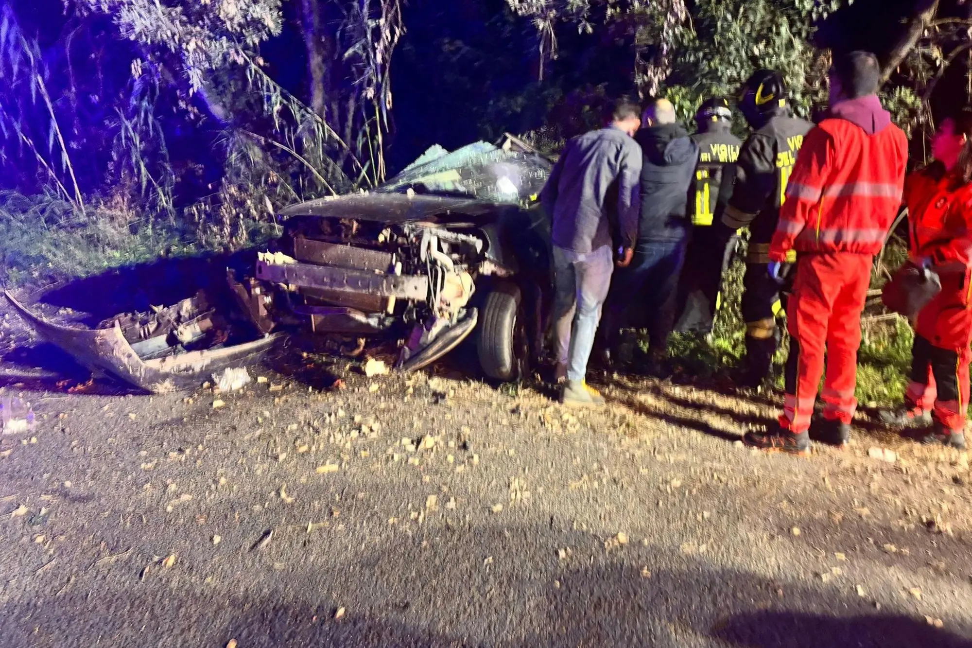 I soccorsi dopo lo schianto sulla strada per Torregrande