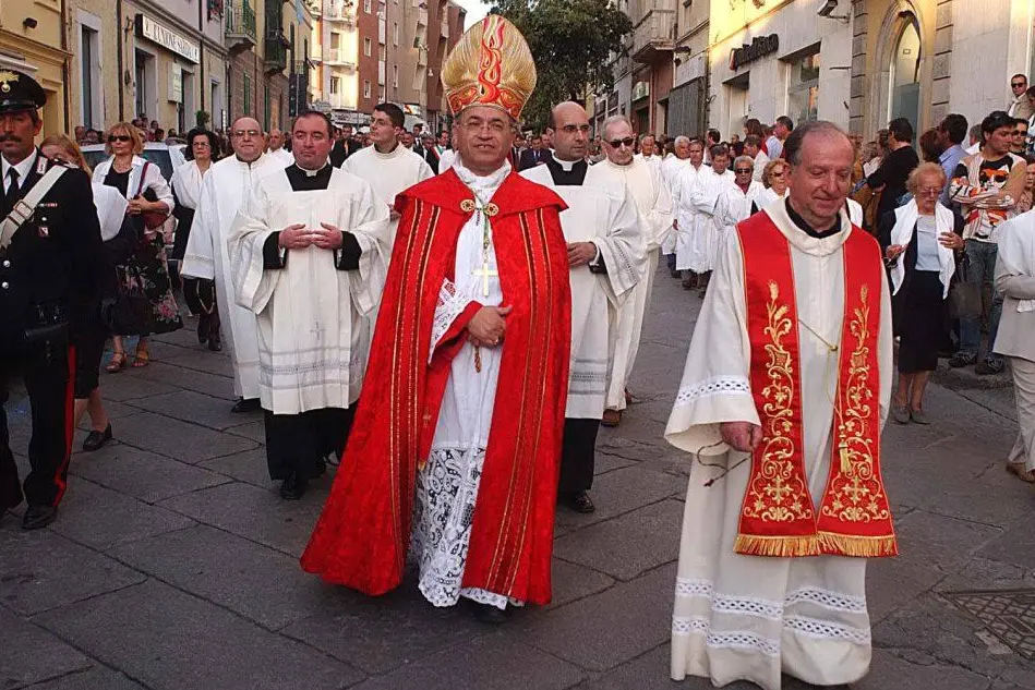 Mons. Sanguinetti in processione a Olbia