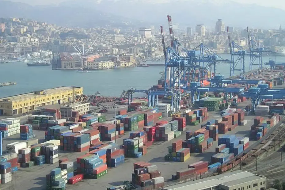 Il porto commerciale di Genova