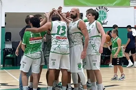 La Ferrini Delogu Legnami celebra una vittoria nel campionato di Serie C Unica di basket (foto Ferrini Basket)