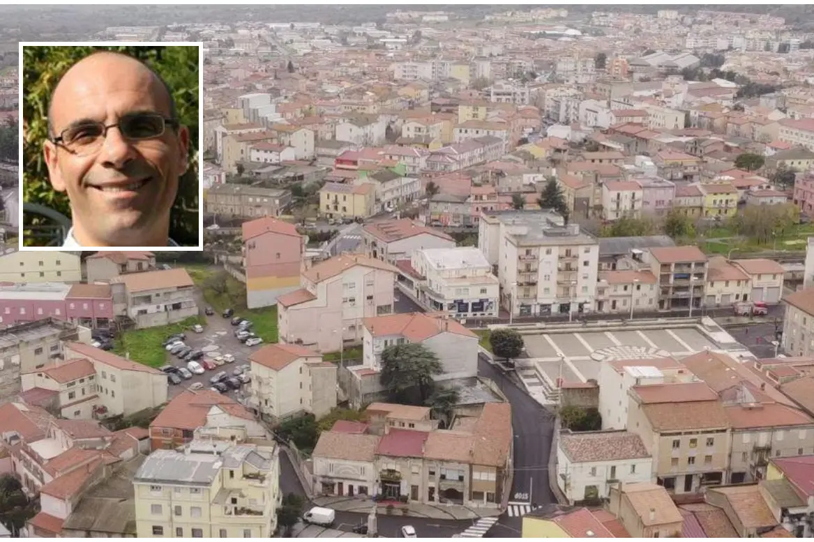Macomer e nel riquadro padre Andrea Rossi (foto Archivio L'Unione Sarda e Oggianu)