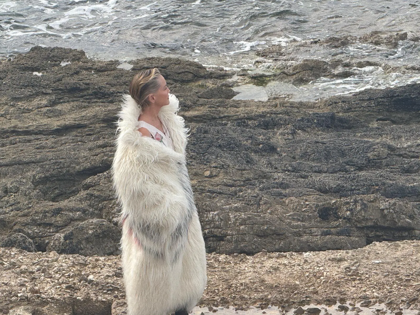Sharon Stone durante lo shooting fotografico ad Alghero (foto Fiori)