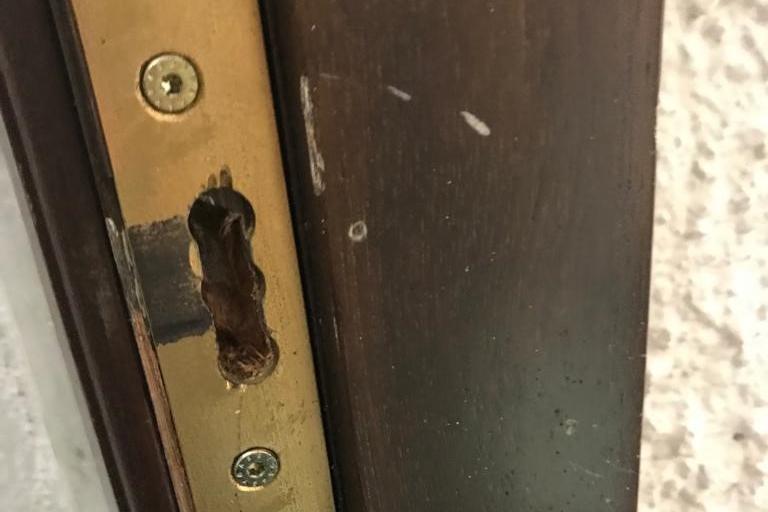 La porta della sacrestia danneggiata dal ladro (foto Serreli)