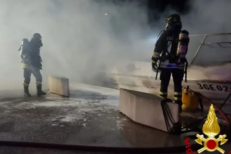 L'intervento dei vigili del fuoco nel porto di Castelsardo