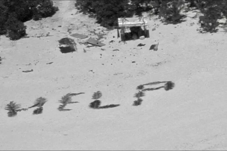 La scritta sulla sabbia (foto Ansa)