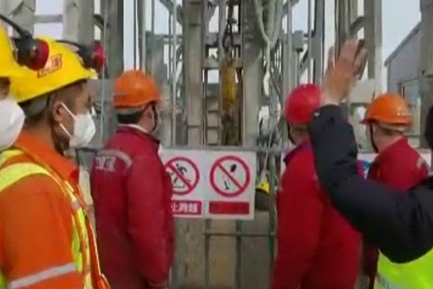 Cina, salvati i primi operai intrappolati in una miniera d'oro