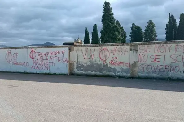Le scritte sul muro del cimitero di Villamassargia, ora rimosse (foto via Ansa)