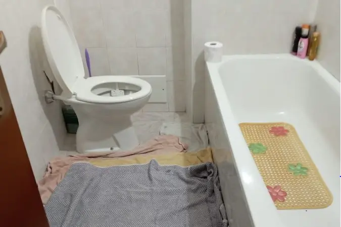 Le perdite d'acqua nel bagno (foto Pala)