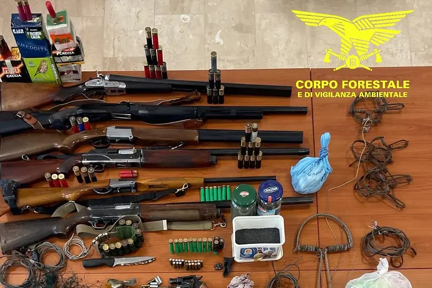 Il materiale sequestrato a casa del bracconiere