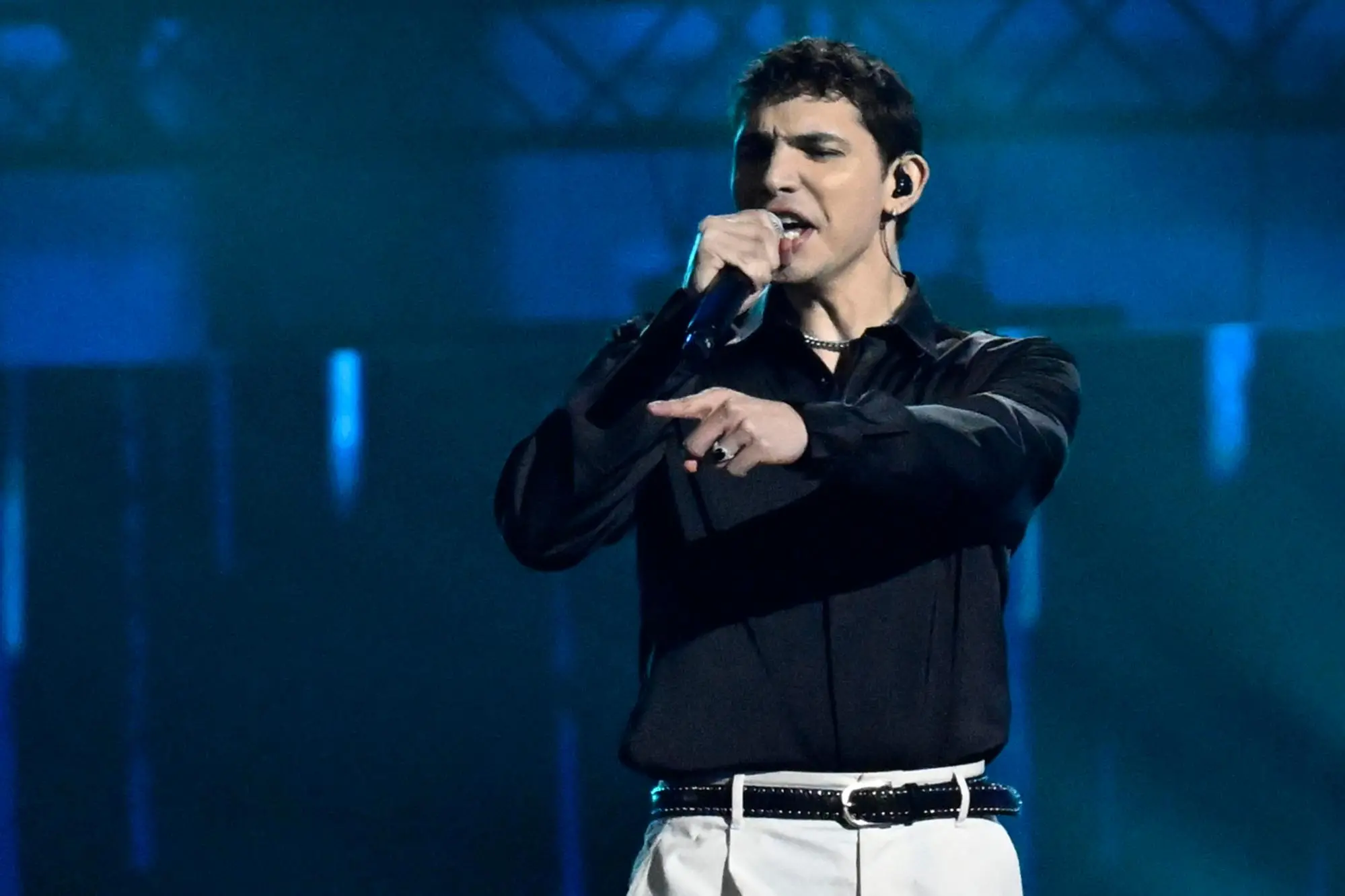 Damiano Caddeo, in arte eroCaddeo, durante la finale di X Factor in piazza del Plebiscito a Napoli, 04 dicembre 2025. ANSA/CIRO FUSCO
