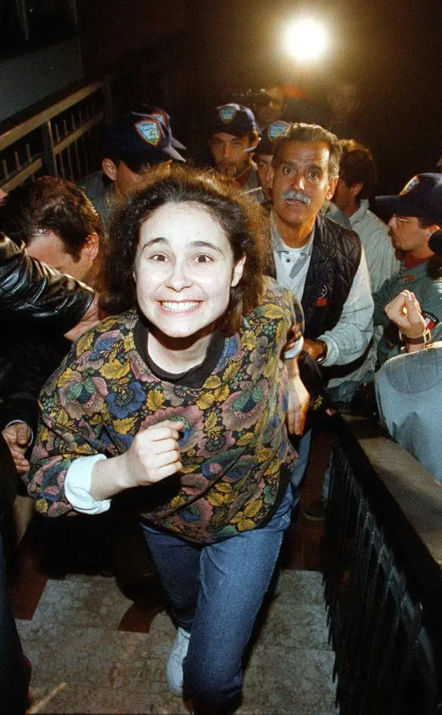 Silvia Melis sale felice le scale della sua abitazione alle cinque del mattino del 12 novembre '97 dopo la liberazione (Archivio L'Unione Sarda)