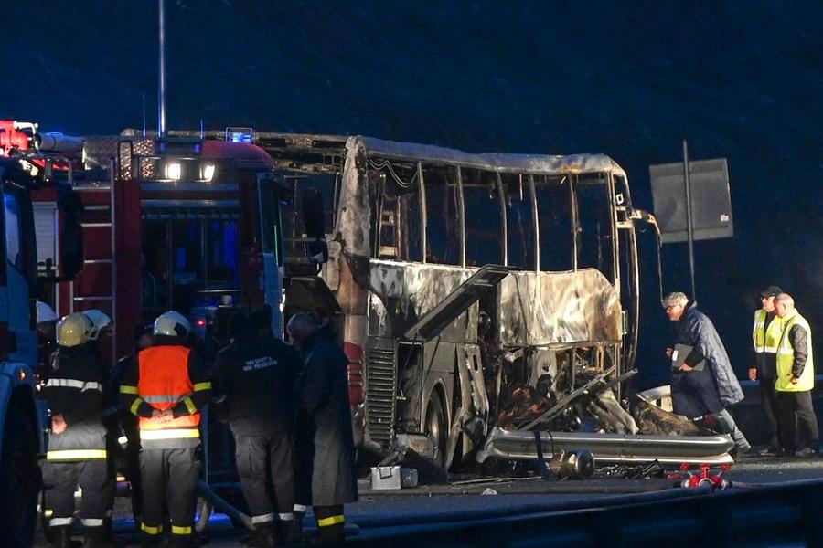 Bus si schianta in autostrada e va a fuoco: almeno 45 morti, anche 12 bambini