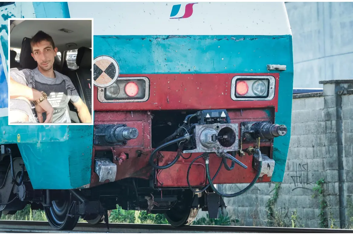 Il treno che ha travolto gli operai (Ansa) e, nel riquadro, Michael Zanera (Facebook)