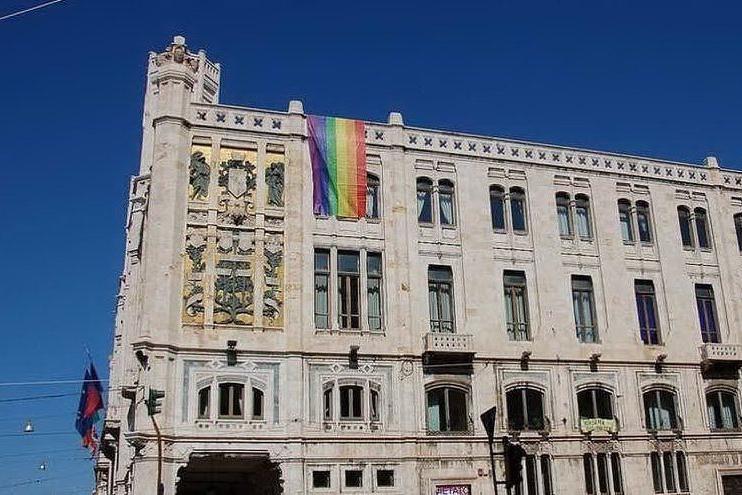 &quot;Diritti per tutte le famiglie&quot;: Cagliari, il Comune issa la bandiera arcobaleno