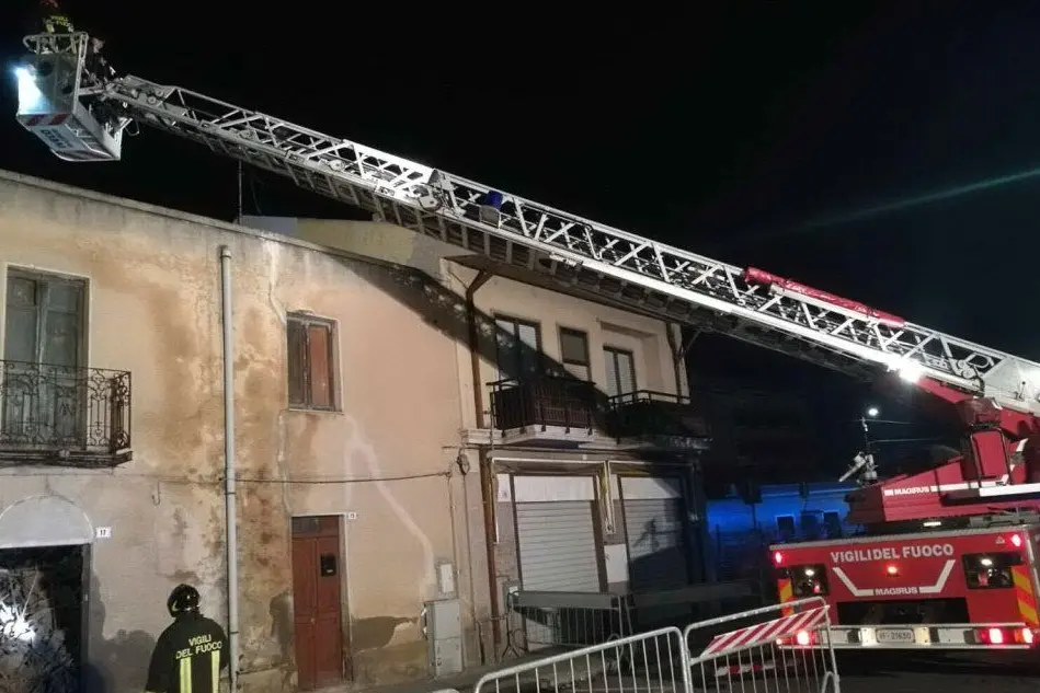 I controlli dei Vigili poco dopo il crollo del tetto