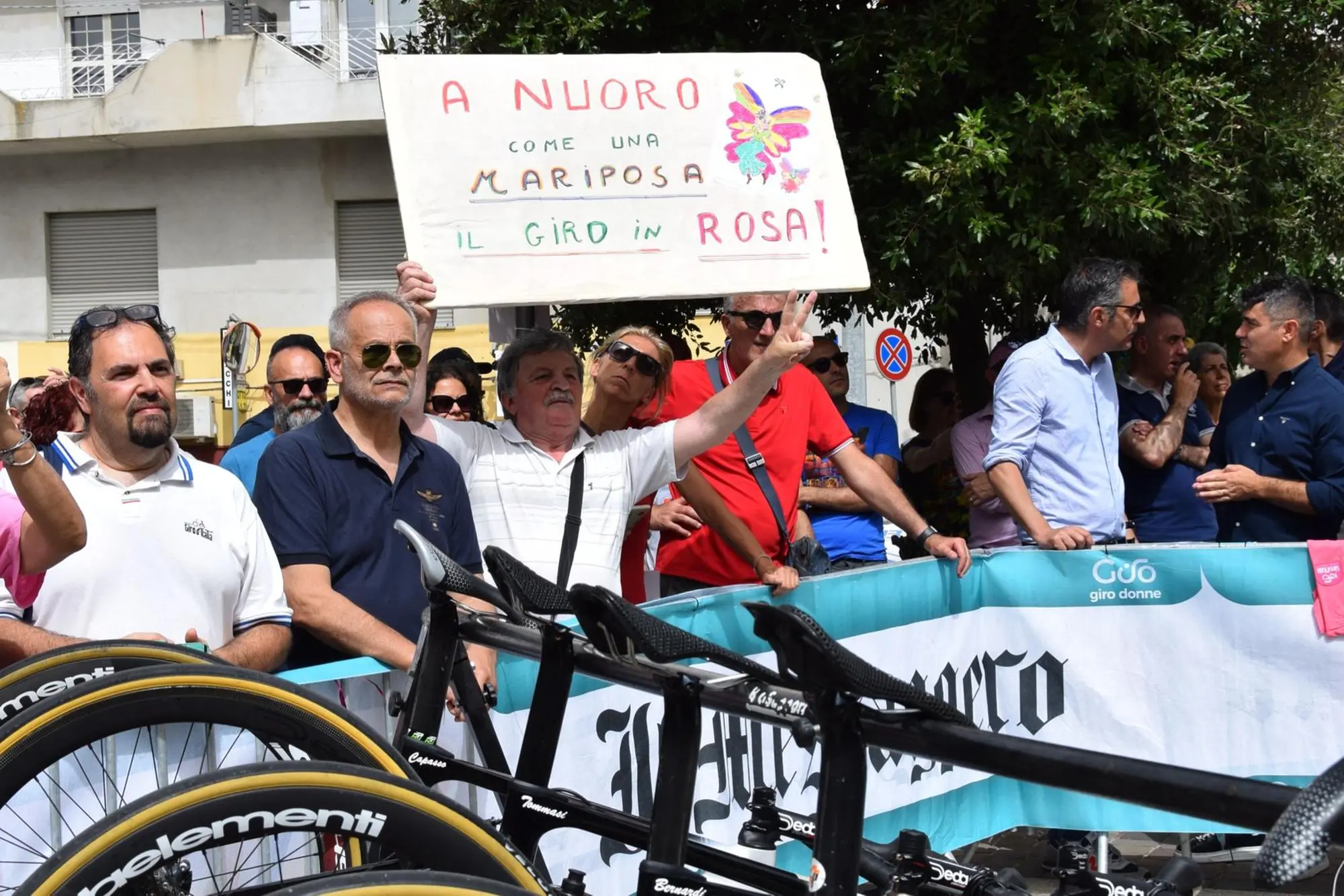 A Nuoro, città di Grazia Deledda, un tifoso esibisce un cartello poetico dedicato al Giro (c.a.m.)