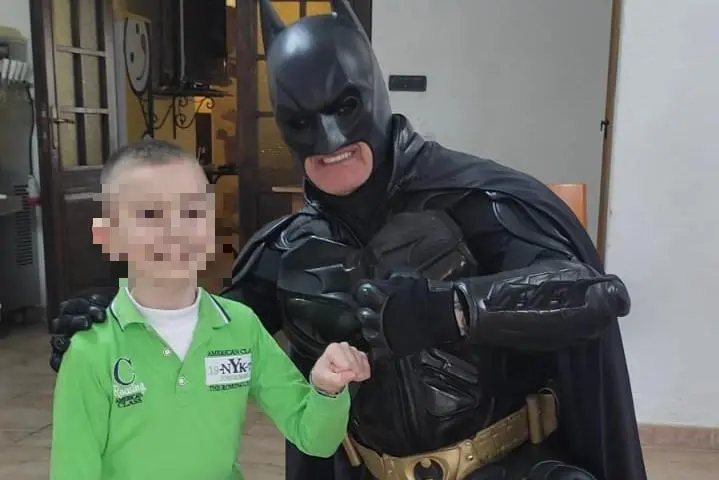 Il piccolo Salvatore Carta con il suo amico speciale