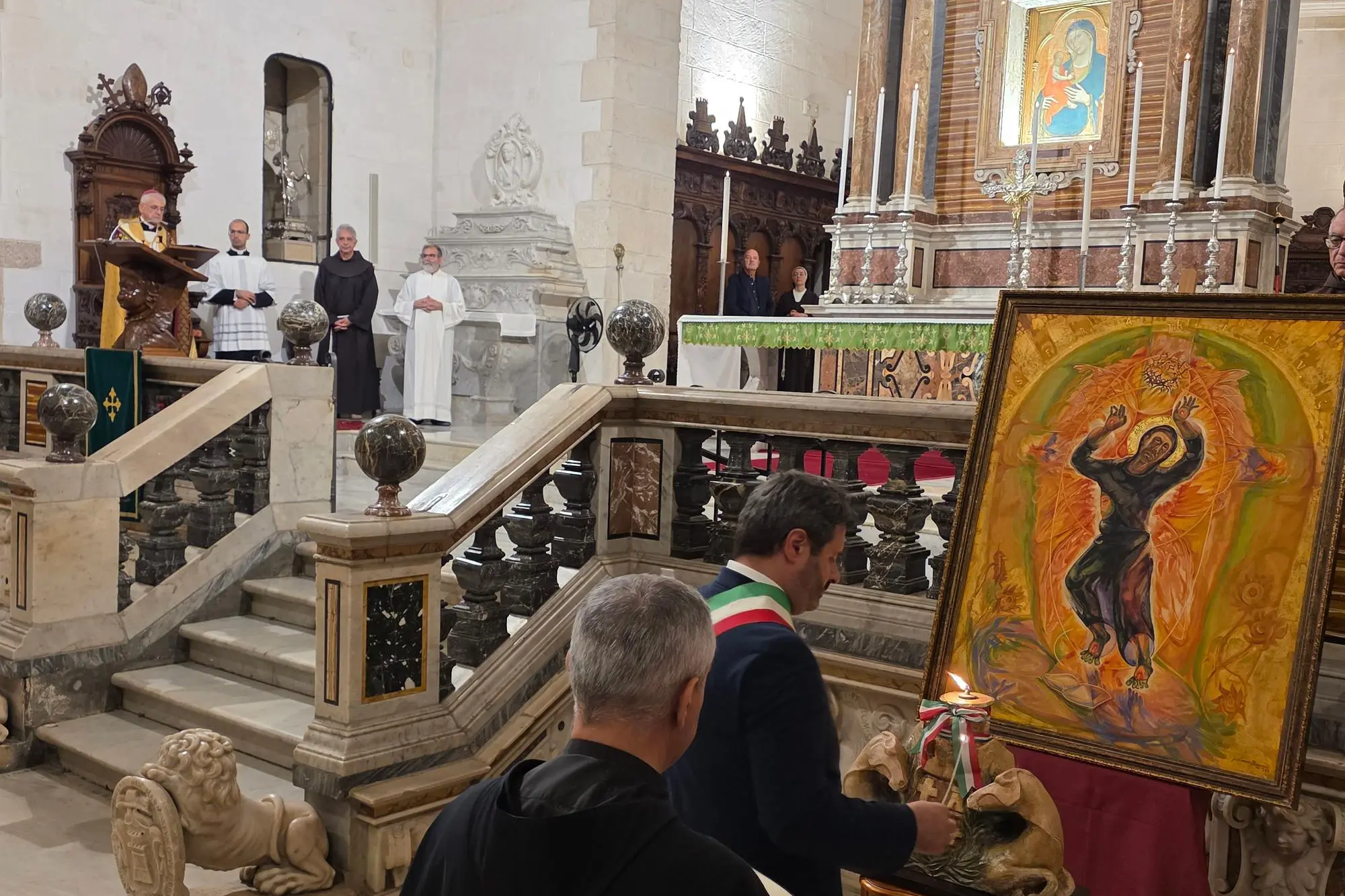 Il momento dell'accensione della lampada votiva