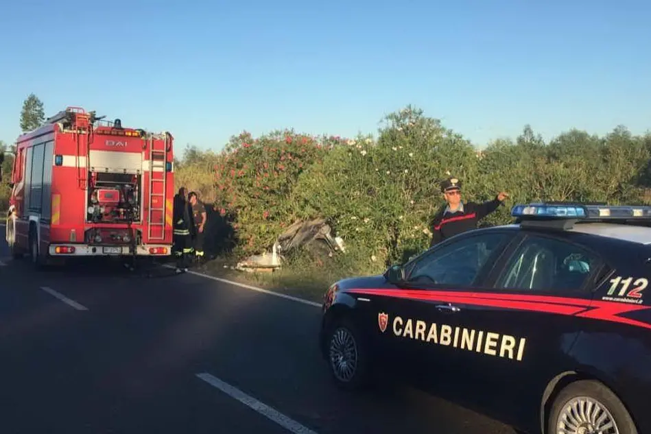 L'auto fuori strada (foto carabinieri)