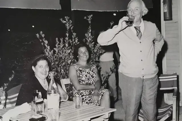 Da sinistra Vittorina Mariani, Francesca Rosati e Umberto Vittorini a Forte dei Marmi in vacanza estiva, anni ’60 (fonte archivio Barga Vittorini)