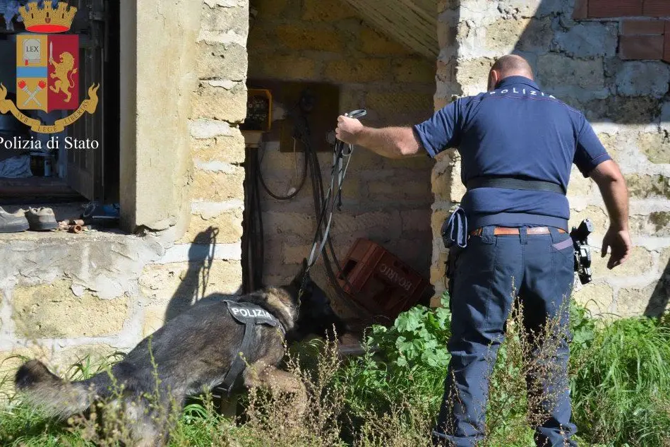 Gli inquirenti nel luogo in cui Maria Zarba è stata trovata morta (Ansa)
