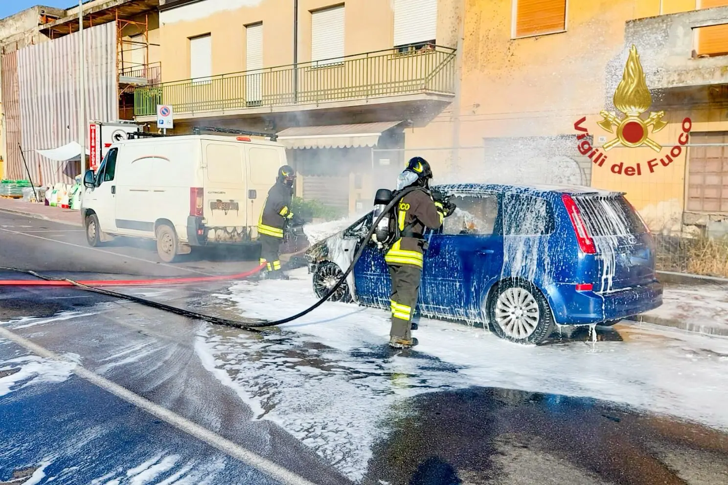 L'auto andata a fuoco a Oristano