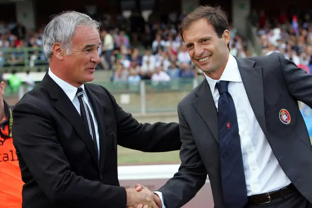Allegri e Ranieri durante un Cagliari-Juventus del settembre del 2008: i due allenatori si affronteranno a colori invertiti (foto archivio)