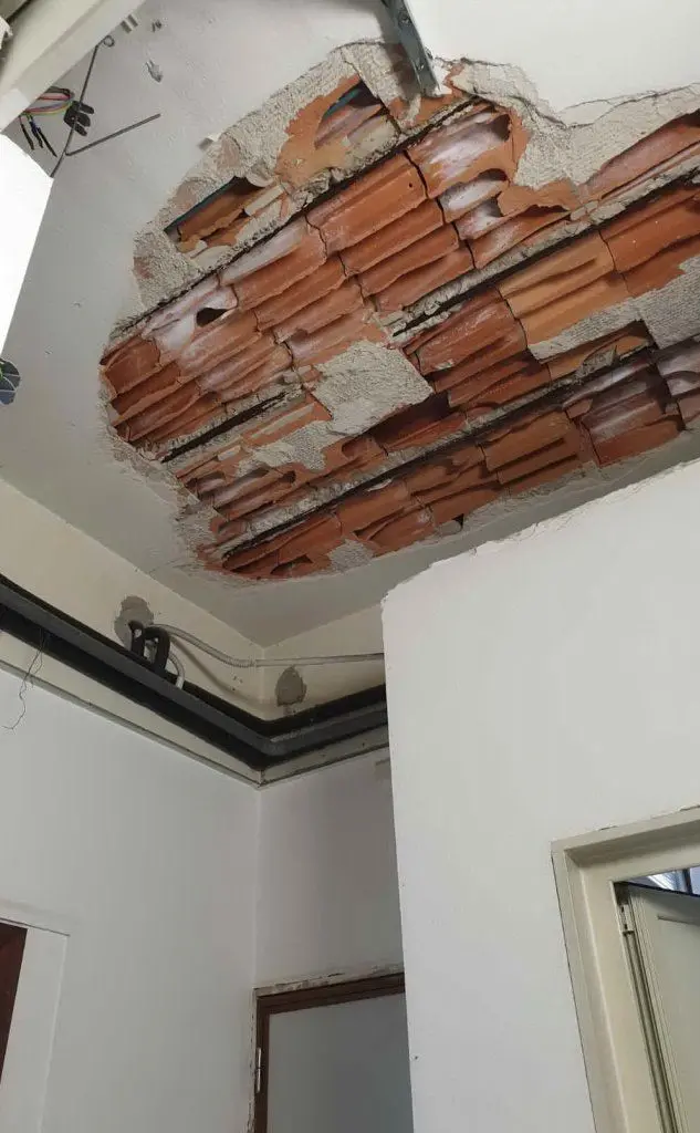 Il danno al soffitto (foto Giorgia Daga)