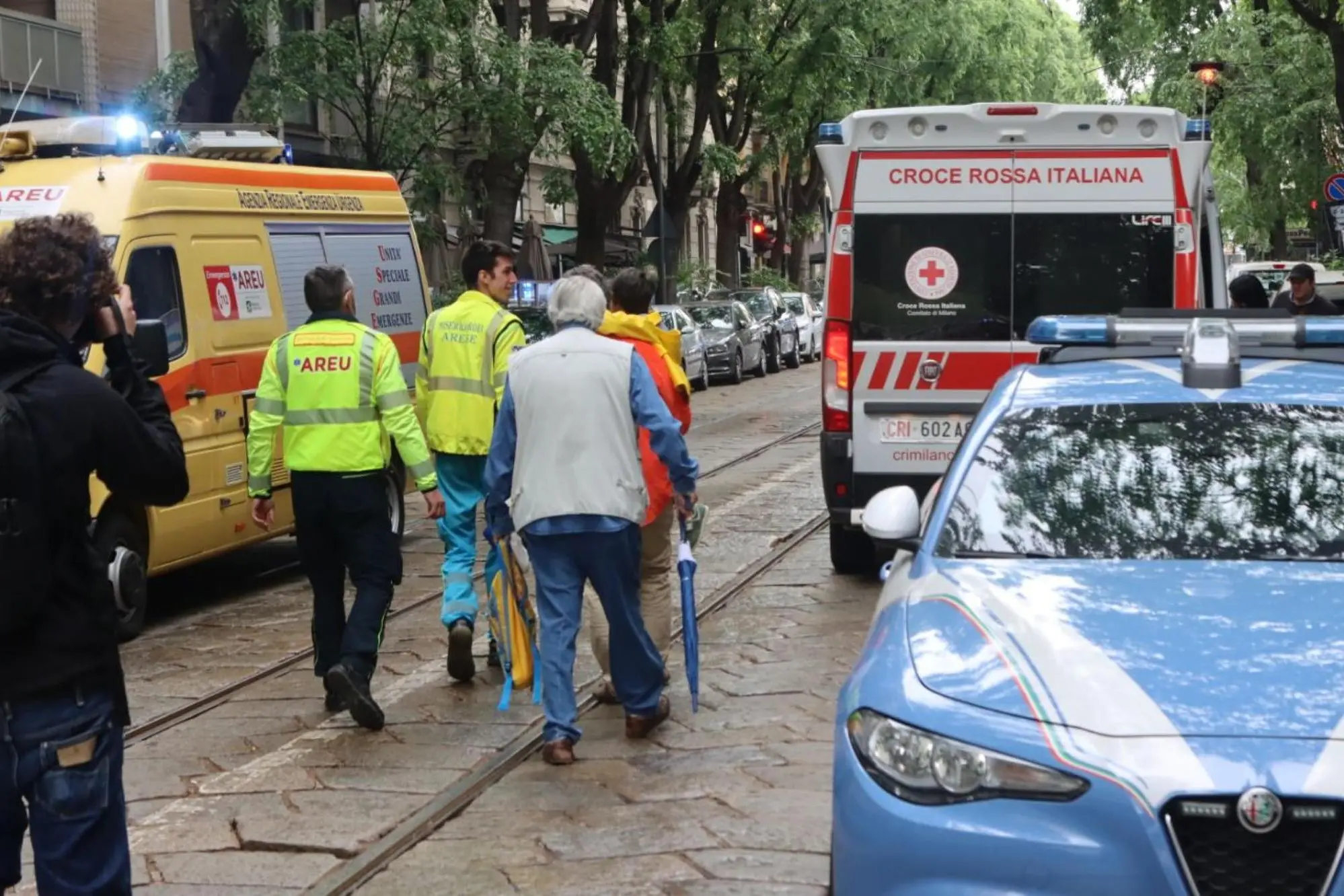 I soccorritori in via Procaccini a Milano (foto Ansa)