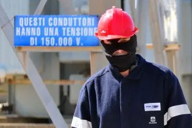 Un lavoratore dell'Alcoa