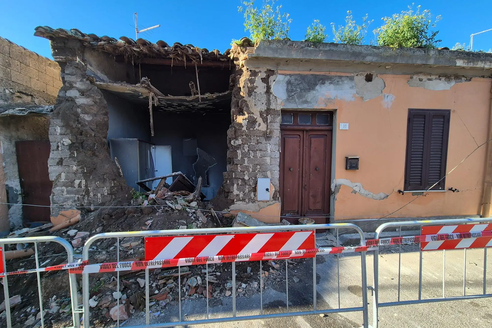 L'edificio crollato a Terralba