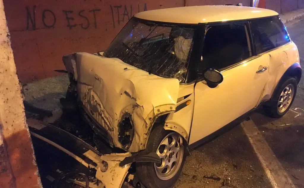 L'auto devastata dall'impatto col muro (foto Alessandro Pintus)