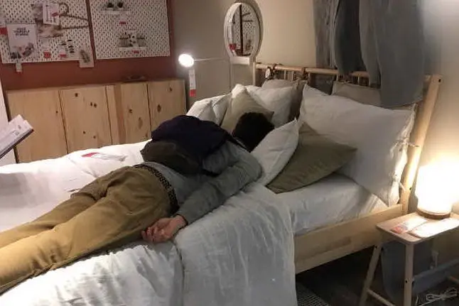 Uno degli automobilisti che ha dormito nello store Ikea (foto da Twitter)