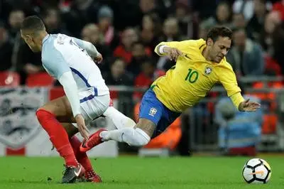 Il brasiliano Neymar, giocatore tra i più indisponenti, portato spesso ad amplificare presunti falli subiti (archivio)