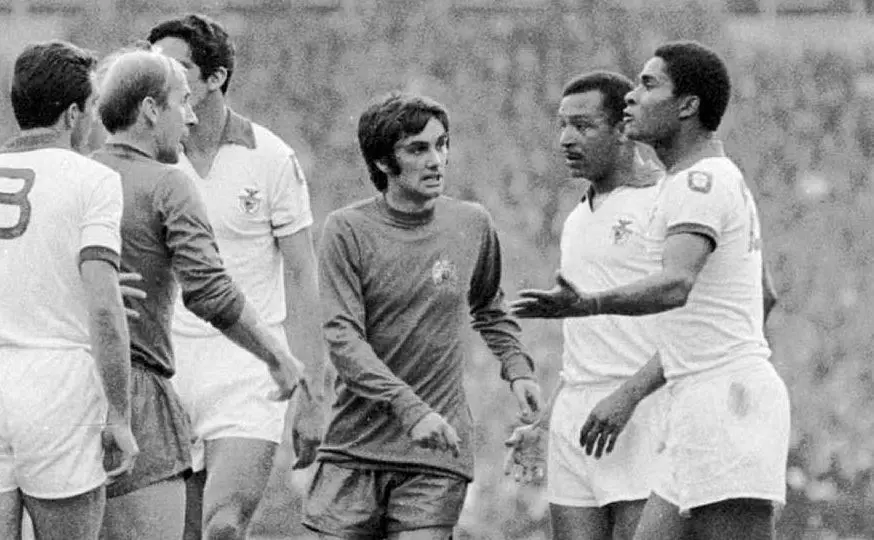 In campo contro il Benfica di Eusebio in una partita del 1968 (Ansa)