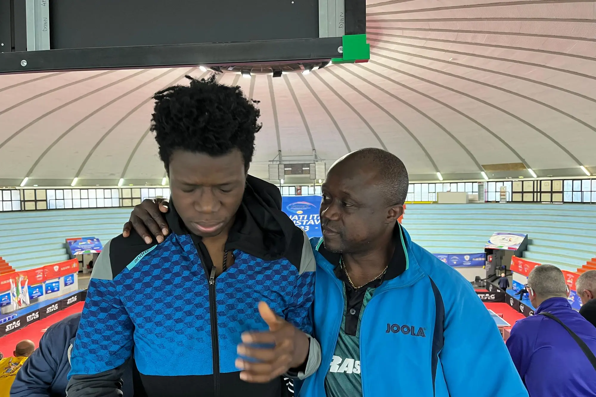 Johnny Oyebode confortato dal padre, e coach, Michael dopo la sconfitta in semifinale (Foto M.C.)