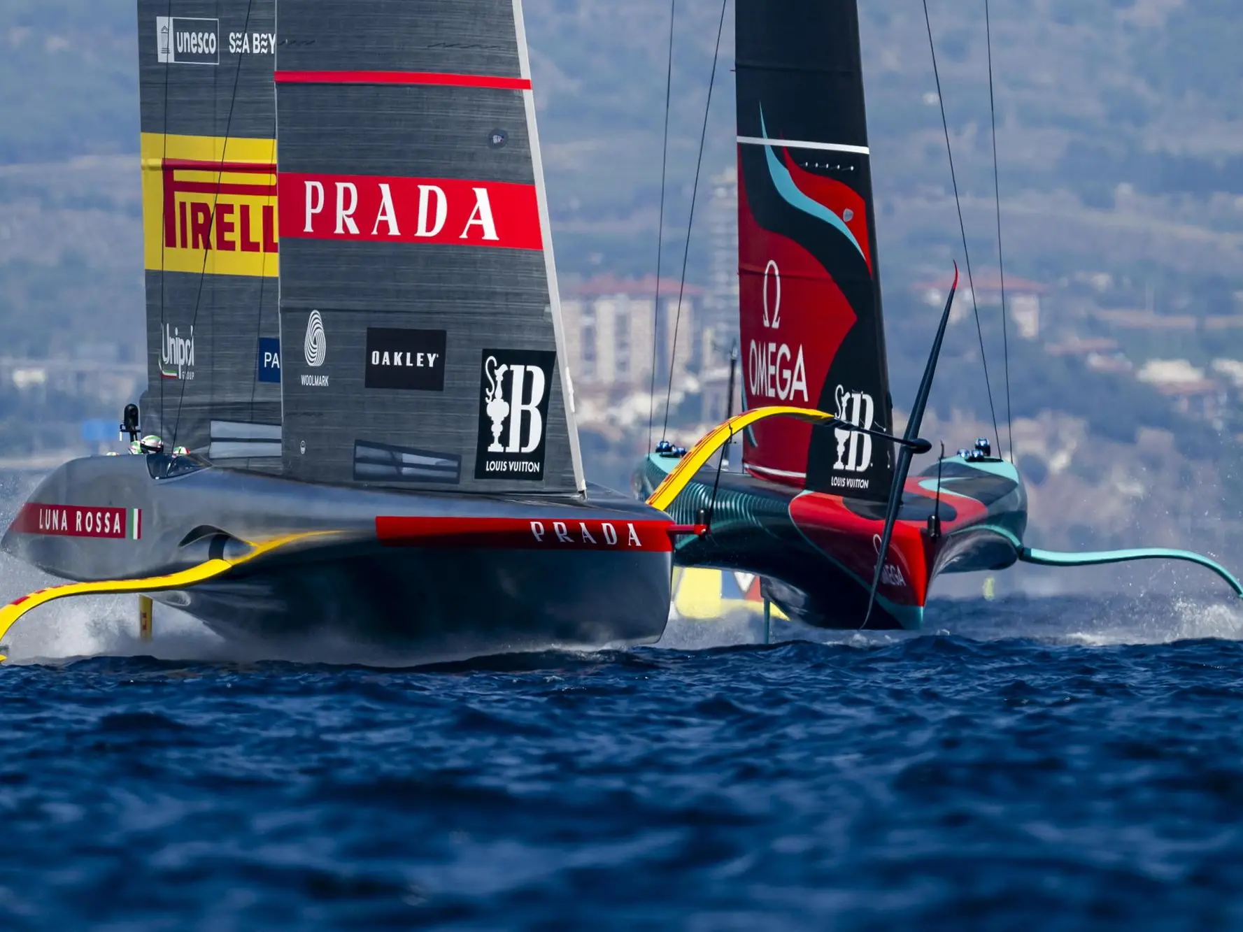 Luna Rossa e New Zealand (foto Ansa/Epa)