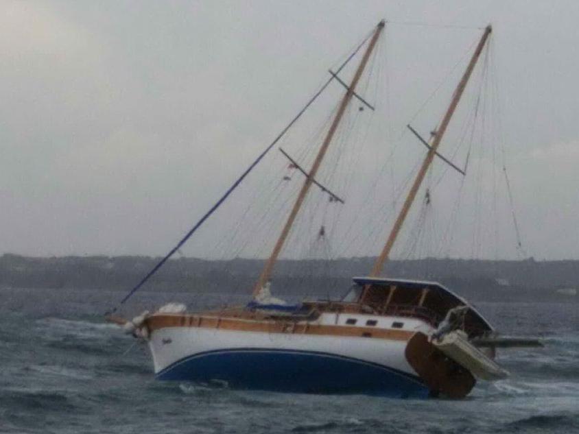 Calasetta, barca a vela naufraga davanti alla costa: salvi i quattro componenti dell'equipaggio