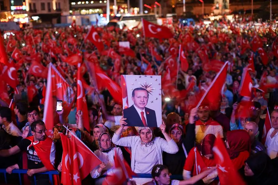 Una manifestazione pro-Erdogan dopo il tentato golpe (Ansa)