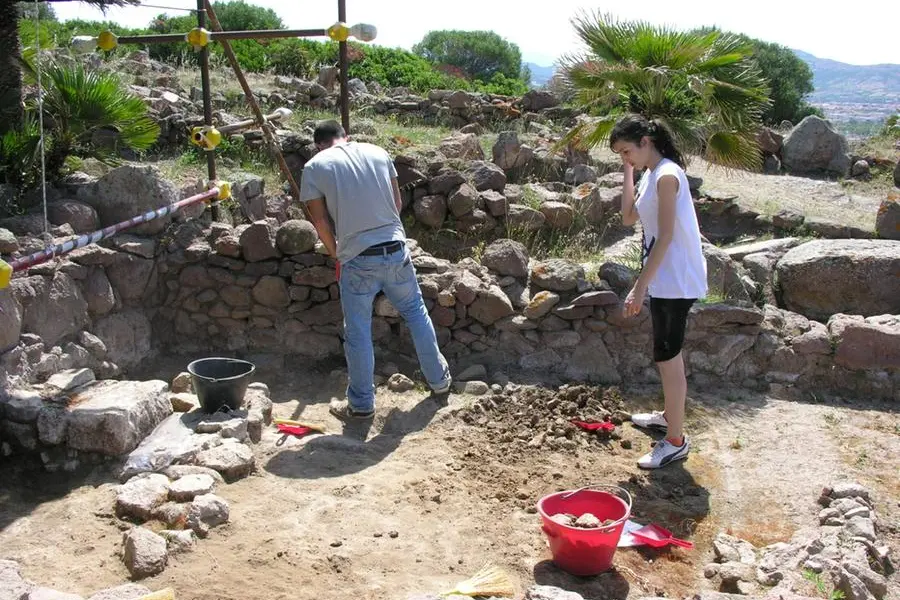 L'archeologa Pla Orquin a Monte Sirai (foto Andrea Scano)