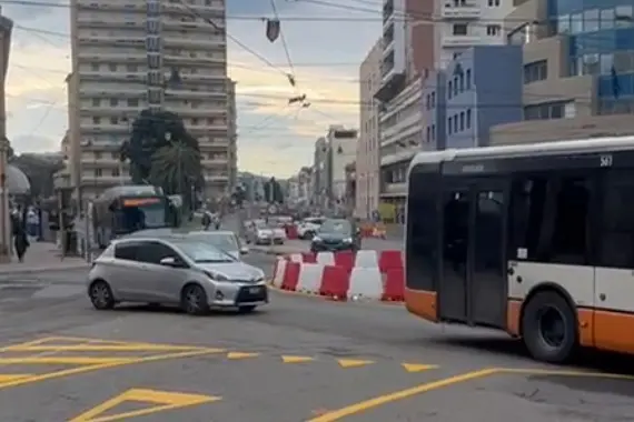 Cagliari, la prima rotatoria di via Roma non blocca il traffico