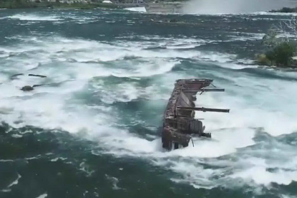 Cascate del Niagara: vento e mareggiate spostano una nave ferma da 101 anni