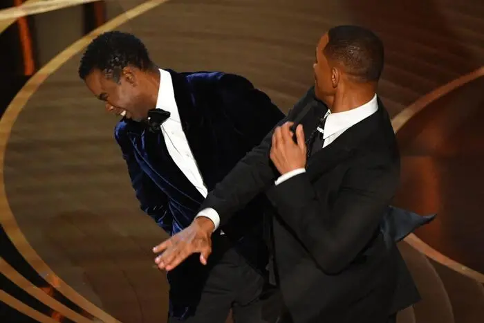 Will Smith schiaffeggia Chris Rock durante la cerimonia di consegna degli Oscar (foto Ansa)