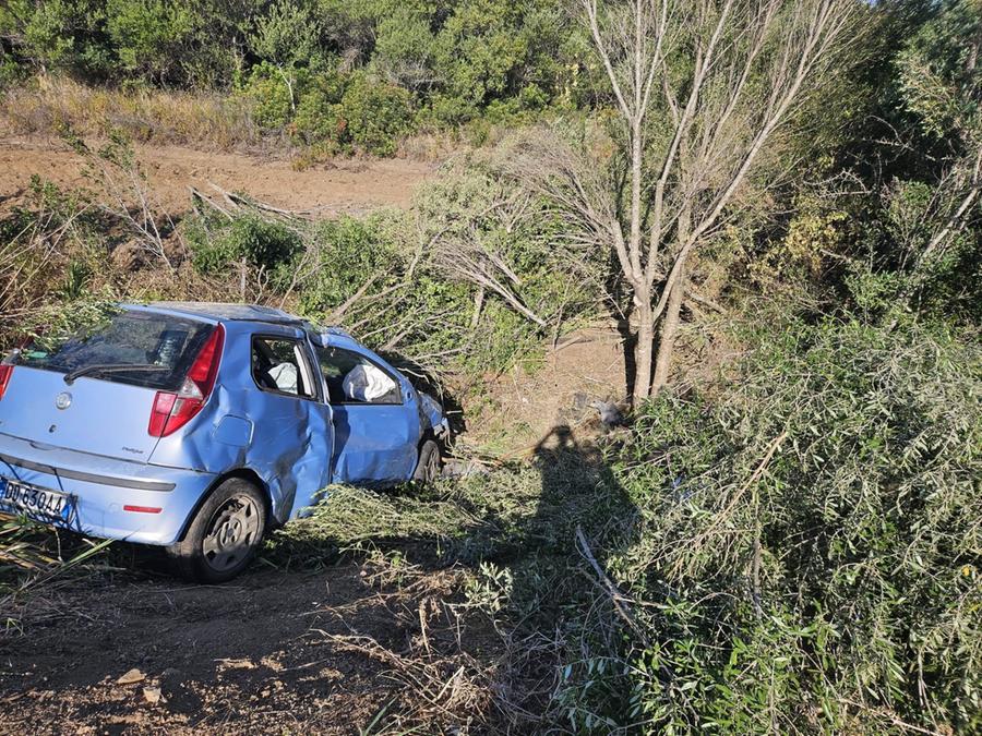 Castiadas, vola fuori strada con l’auto: soccorso da una consigliera comunale, è grave
