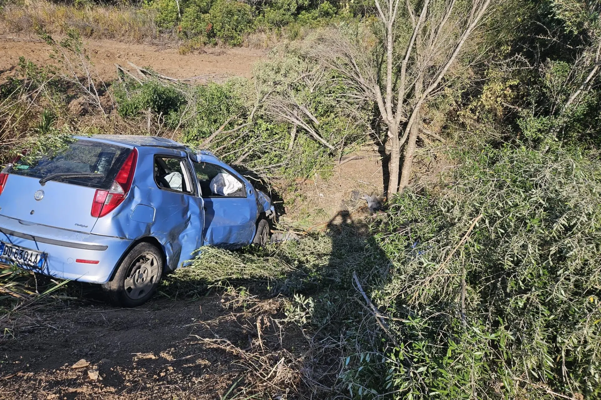 L'auto finita fuori strada a Castiadas